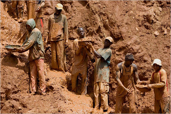 Bergbau – Arbeiter in einer roten Erdegrube
